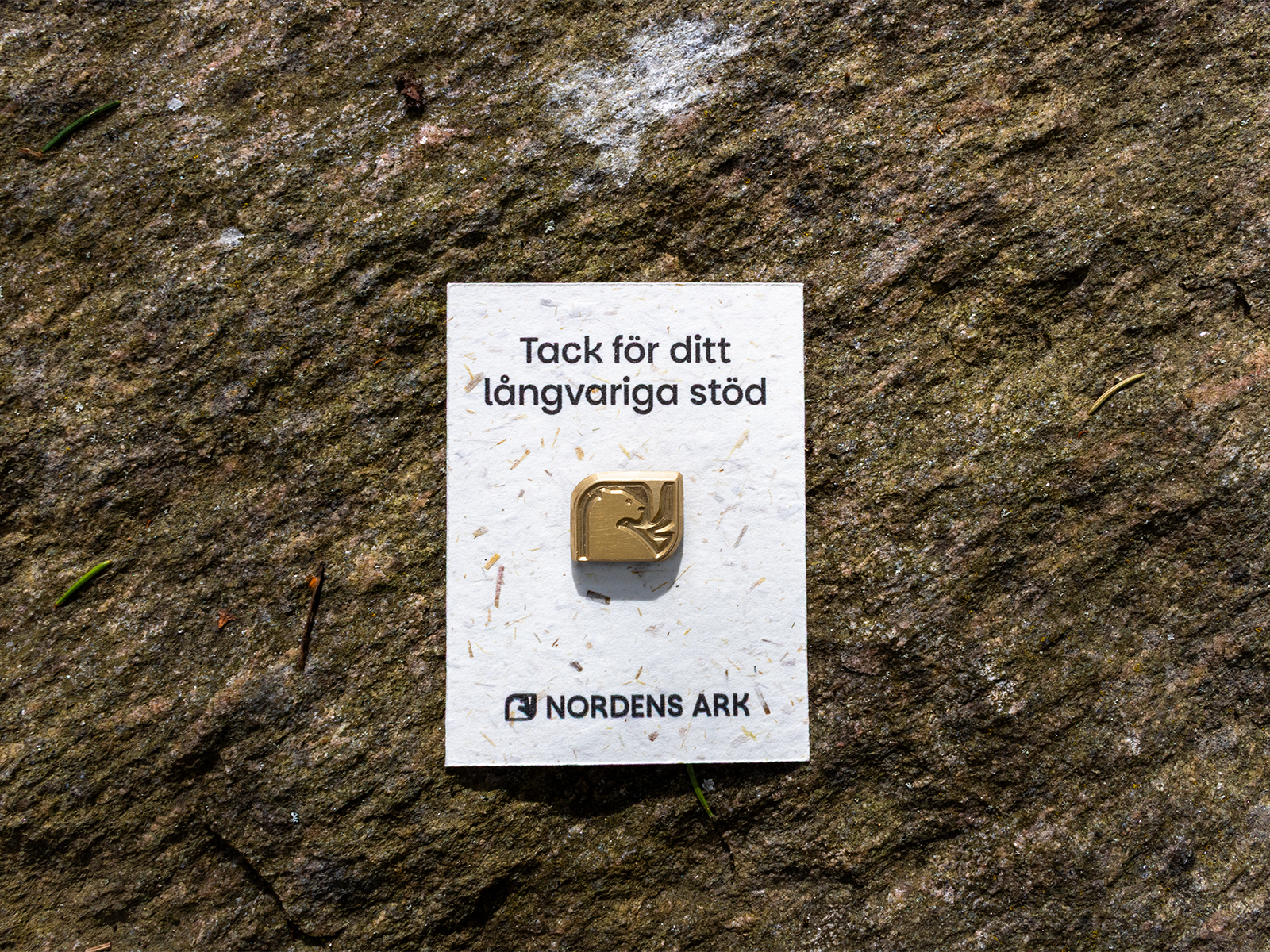 Tre pins med Nordens Arks grafiska uttryck
